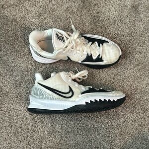 women’s nike kyrie basketball/volleyball shoes